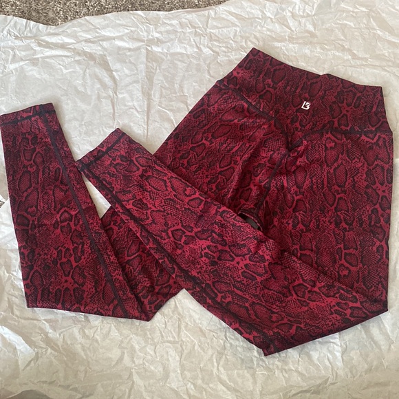 NWOT sz S red evolve Jacquard leggings - Picture 4 of 4